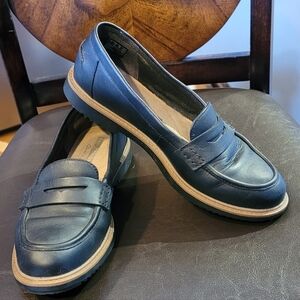 Clarks Ladies CUSHION Collection Loafers Sz 7.5  With Leather Uppers